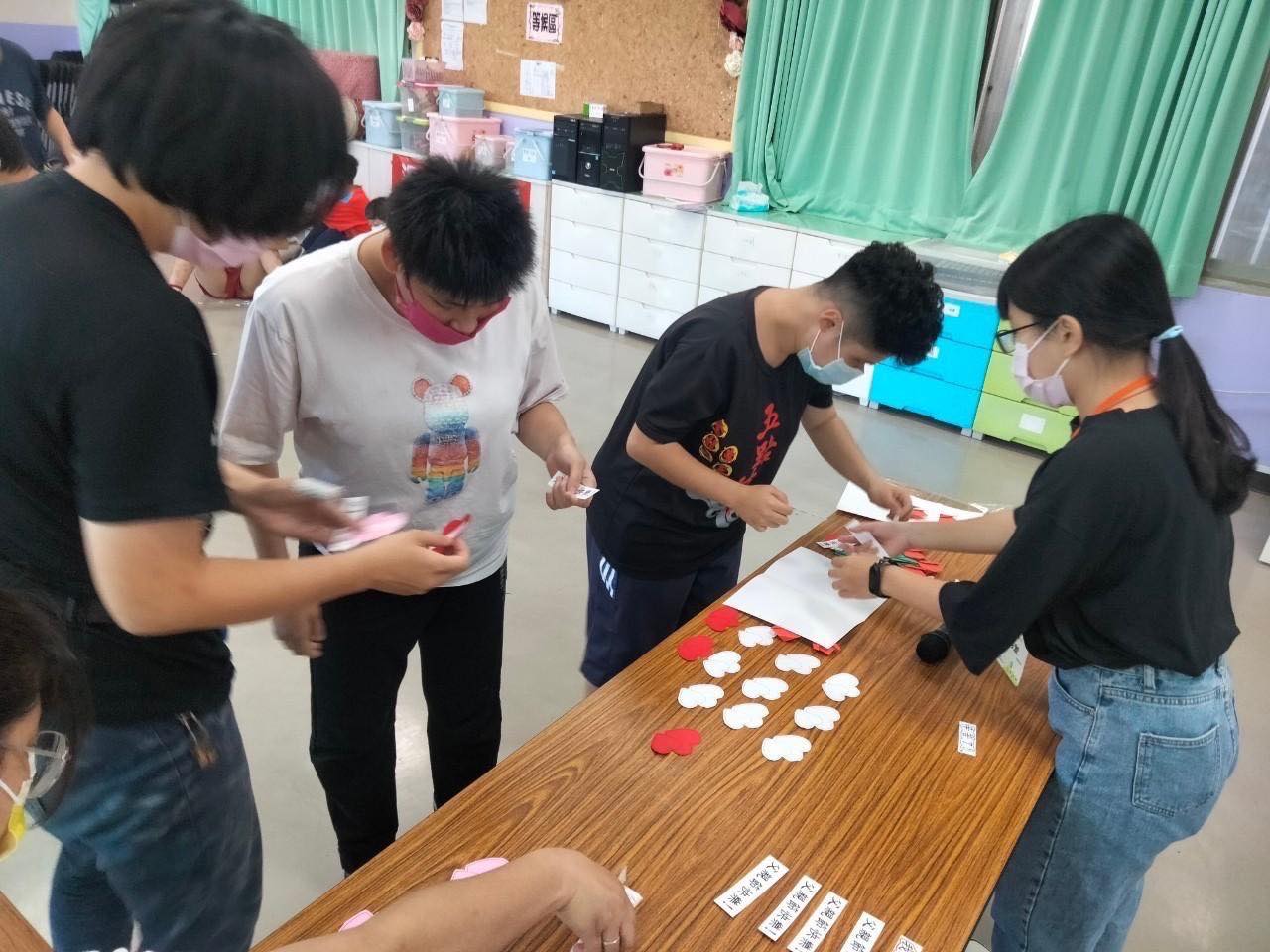 挑選自己要裝飾在卡片上的貼紙