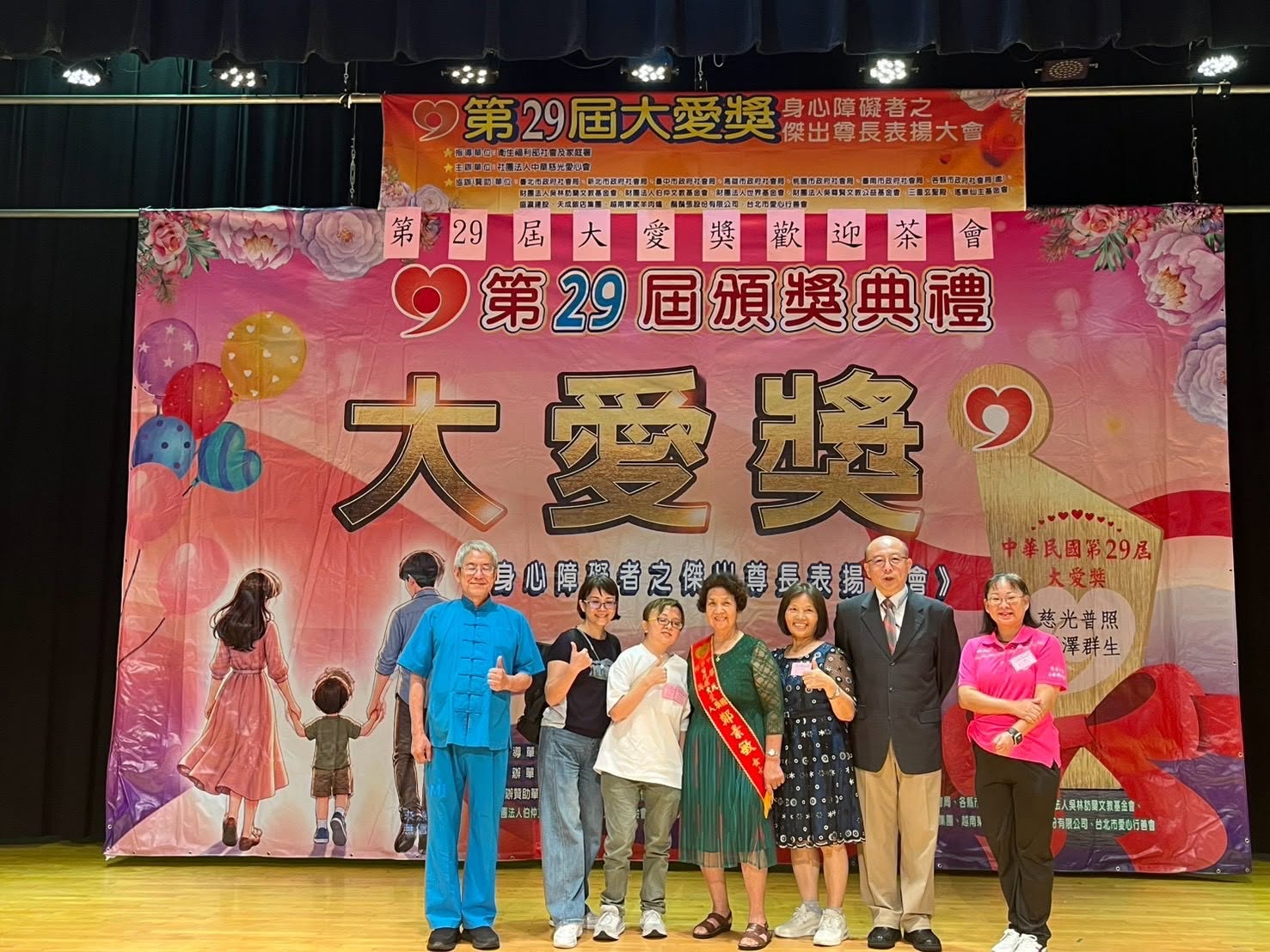 微光的守護者：恭喜阿嬤榮獲大愛獎！ (標題圖檔)